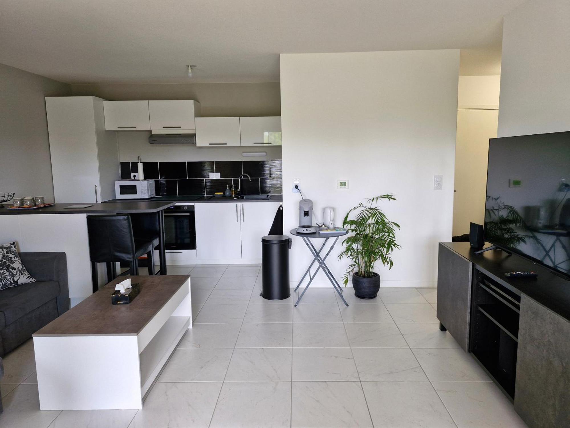 Appartement A Floirac Avec 2 Chambres, Un Parking Prive, Une Terrasse, A 5 Minutes En Voiture De L'Arkea Arena De Bordeaux Exterior photo
